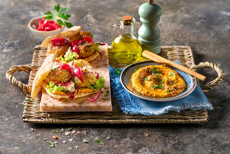 Rezeptidee: Pane di Napoli bestrichen mit Paprika-Hummus und belegt mit Falafeln und roten eingelegten Zwiebeln und Salat