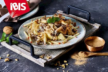 Süßes Brioche Gericht mit Quark und Zimt, garniert mit Apfel Sticks