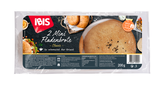 Produktverpackung „IBIS 2 Mini Fladenbrote Classic“: Kunststoffverpackung mit schwarzem Hintergrund, IBIS‑Logo oben links und großem Foto eines runden, hellbraunen Fladenbrots mit Sesam und Schwarzkümmel. Links sind angerichtete Fladenbrot‑Variationen zu sehen, rechts ein orangefarbener Hinweis „Ideal für den Airfryer“. Auf der Verpackung stehen Produktname, Mengenangabe „200 g“ sowie Zubereitungs‑, Zutaten‑ und Nährwertinformationen.