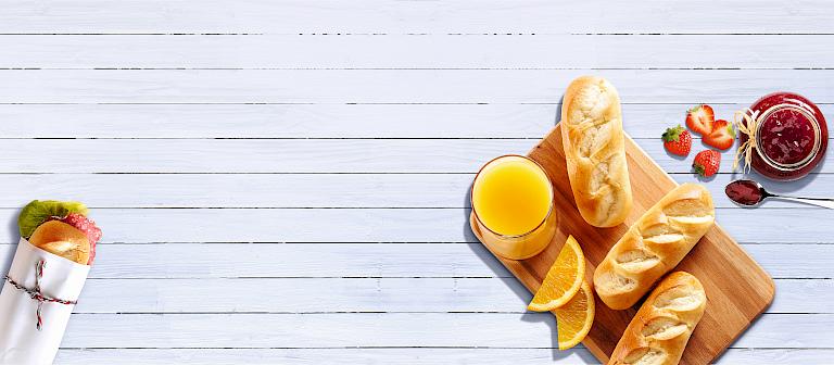 Milchbrötchen mit Orangensaft und Marmelade