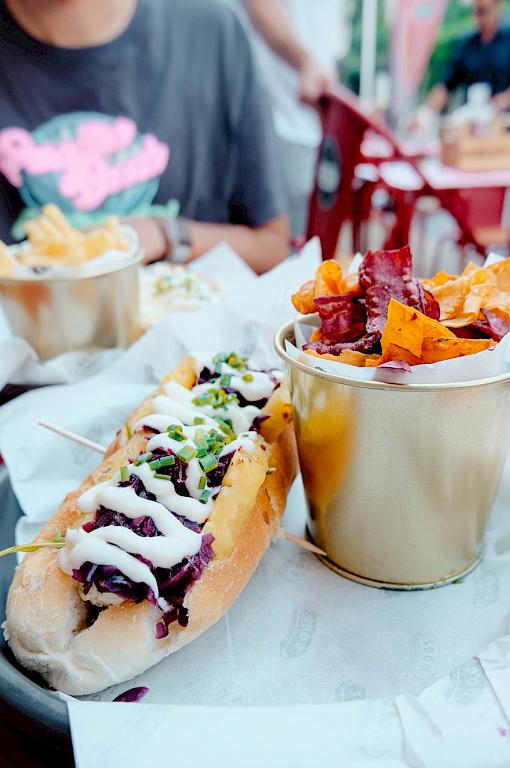 Belegter Hot Dog mit Chips und Dips